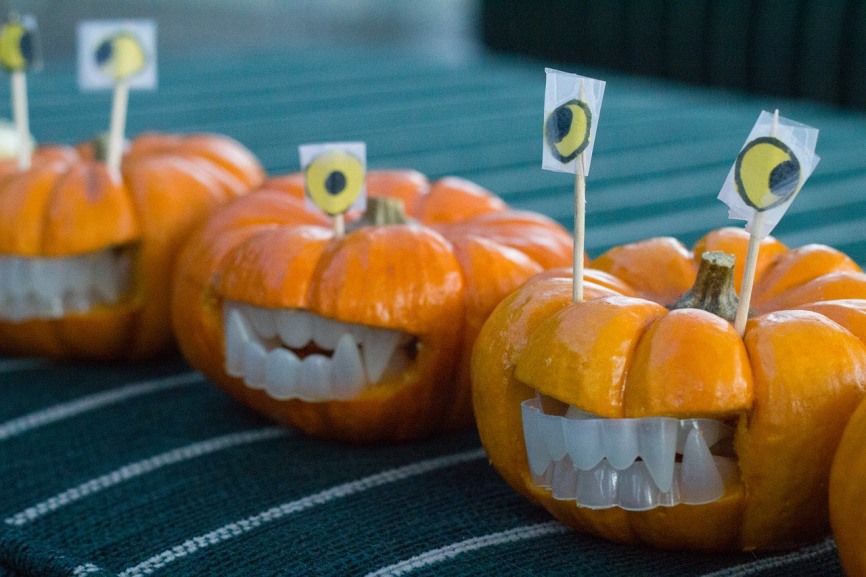 Pumpkin sun catchers for a perfect Halloween decoration