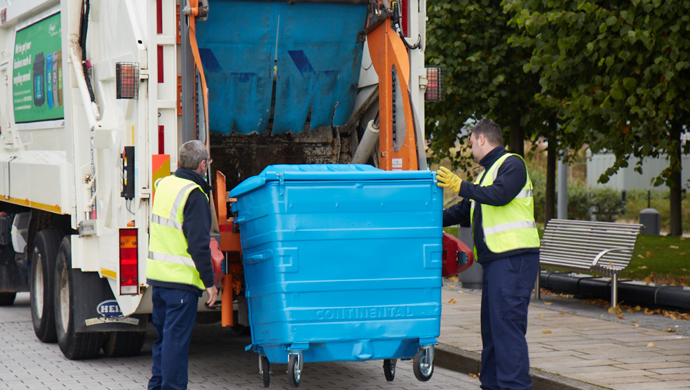 Emptying bin into lorry