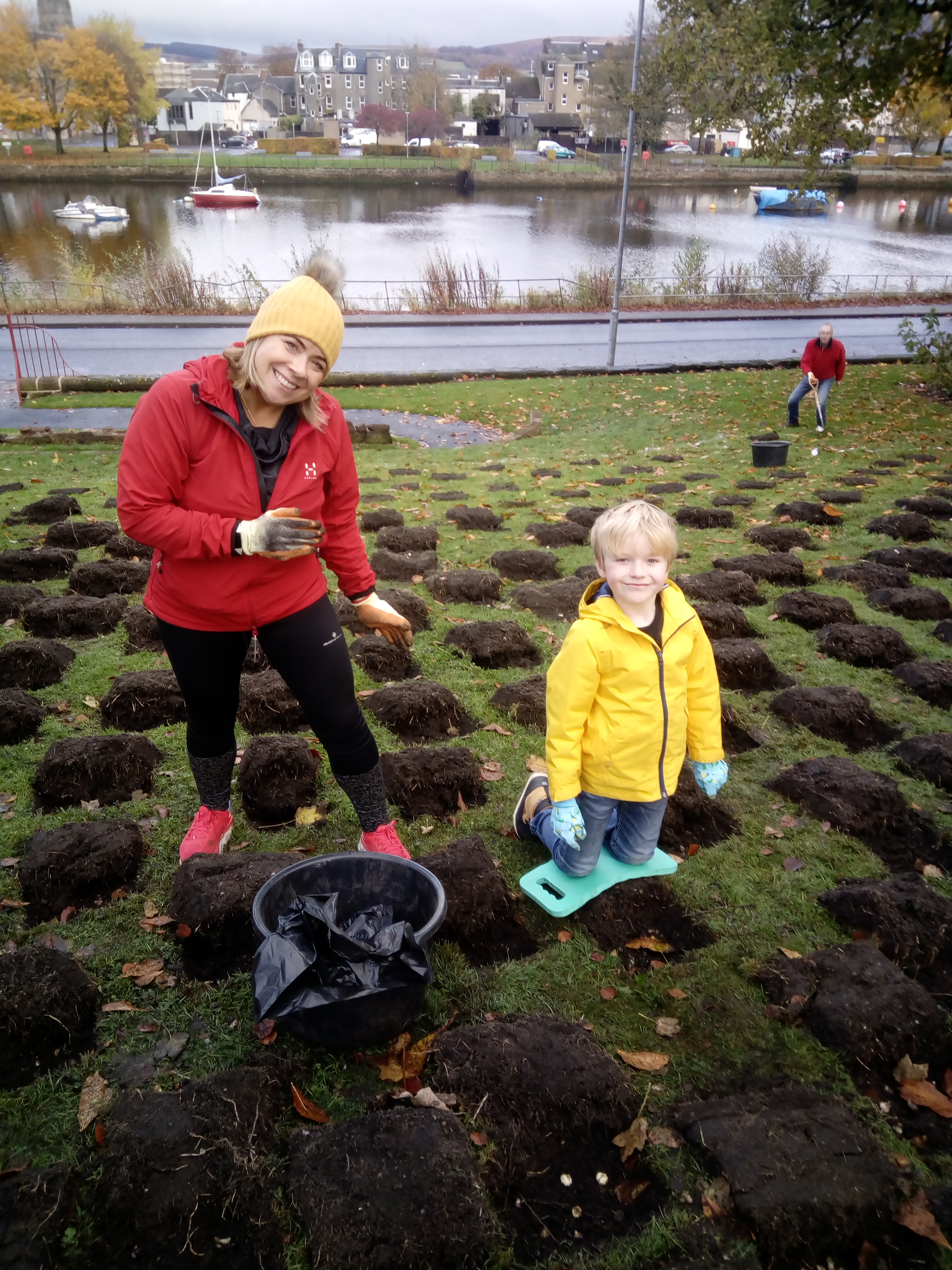 image of Volunteers planting bulbs