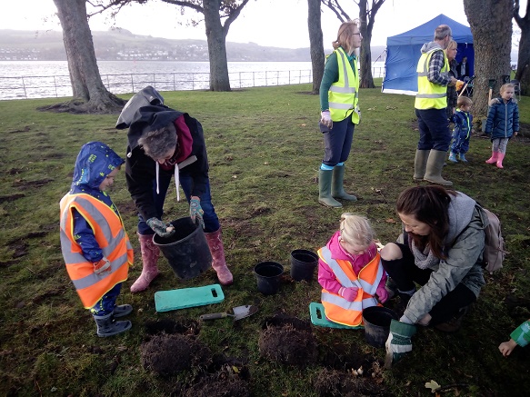 image of Young children bulb planting